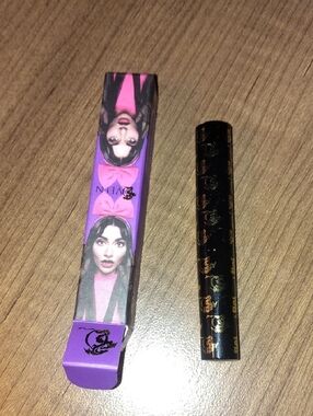 Qveen Bow Down Brow Glue